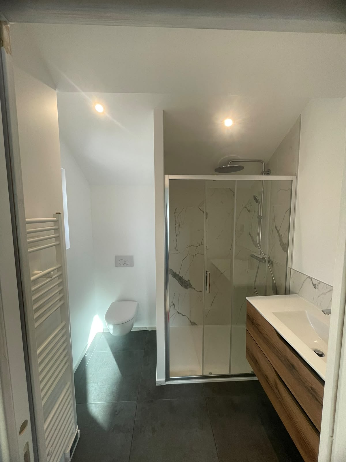 Salle de bain — double vasque et miroir LED