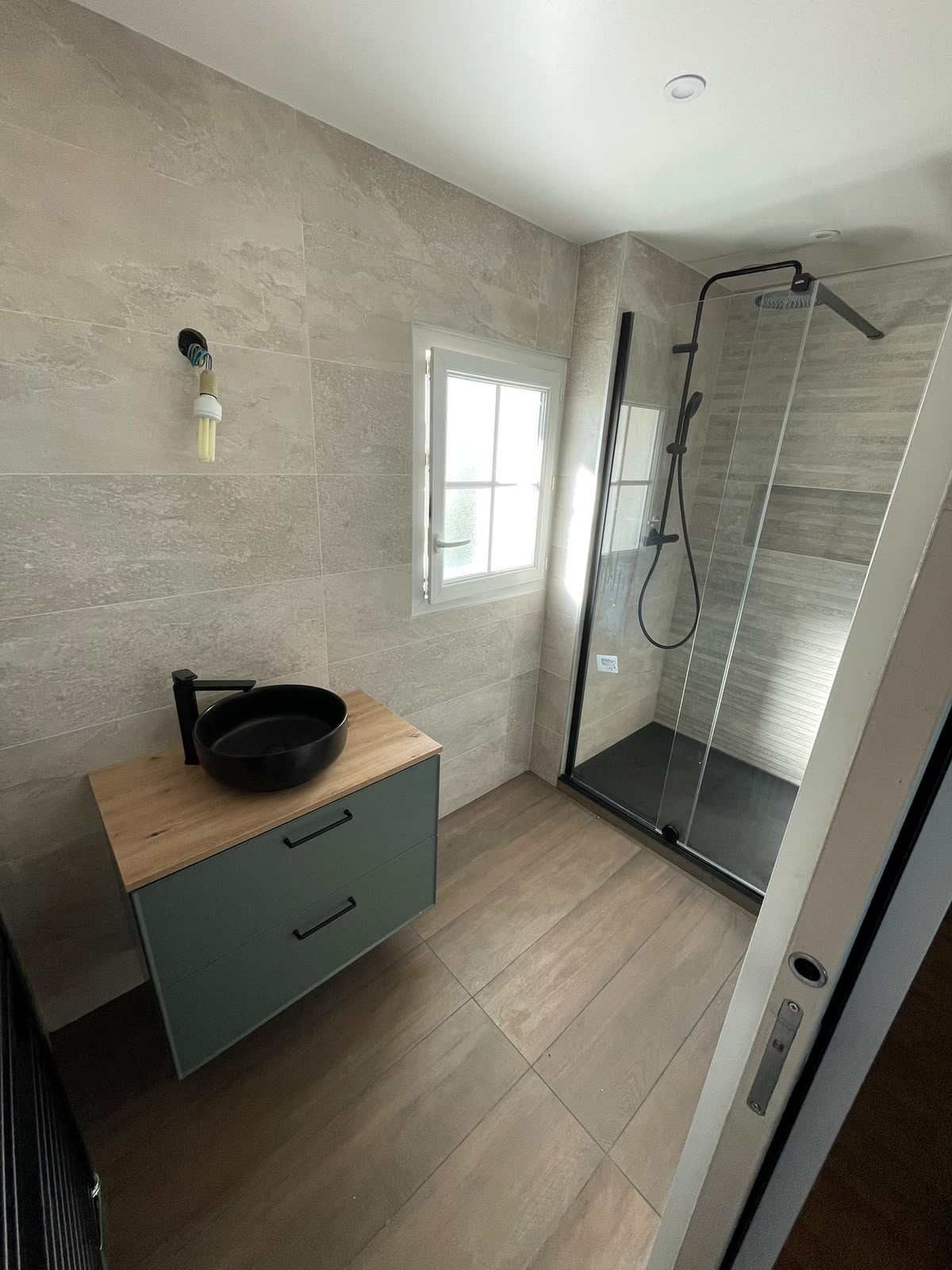 Salle de bain — faïence jaune et meuble teck